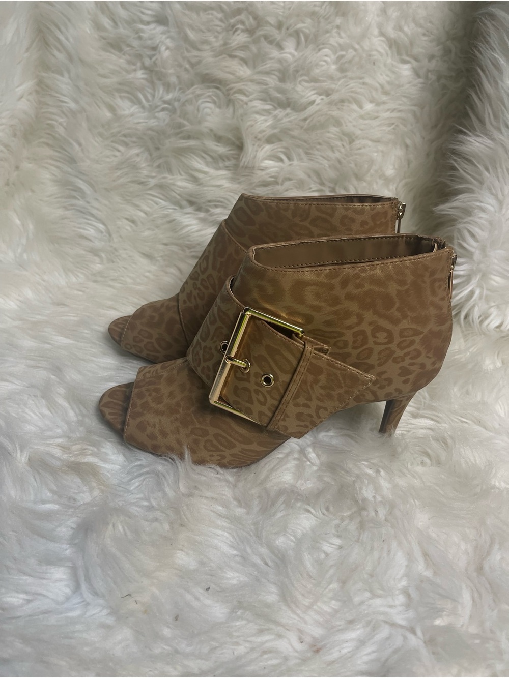 C comfort Tan Leopard Print Peep-Toe Booties SZ10W  Gold Buckle accent .